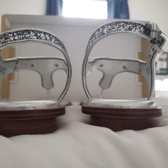 NWOT: Michael Kors MK Plate Flat Thongs in sparkly silver! - Picture 4 of 4